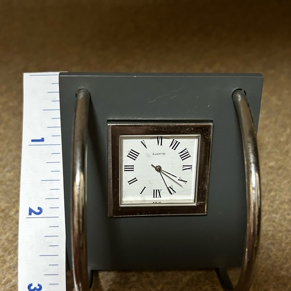 Vintage Quartz Mini Clock - Picture 7 of 13